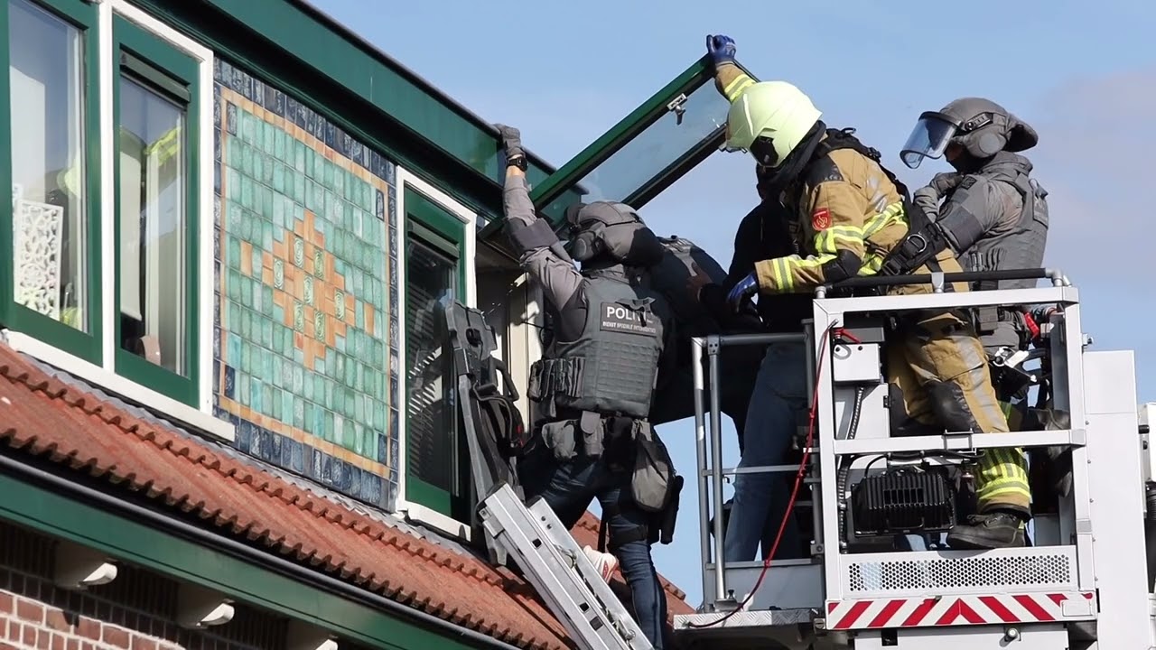 Grote politie inzet met Dsi bij woning in Drachten verdachte aangehouden 