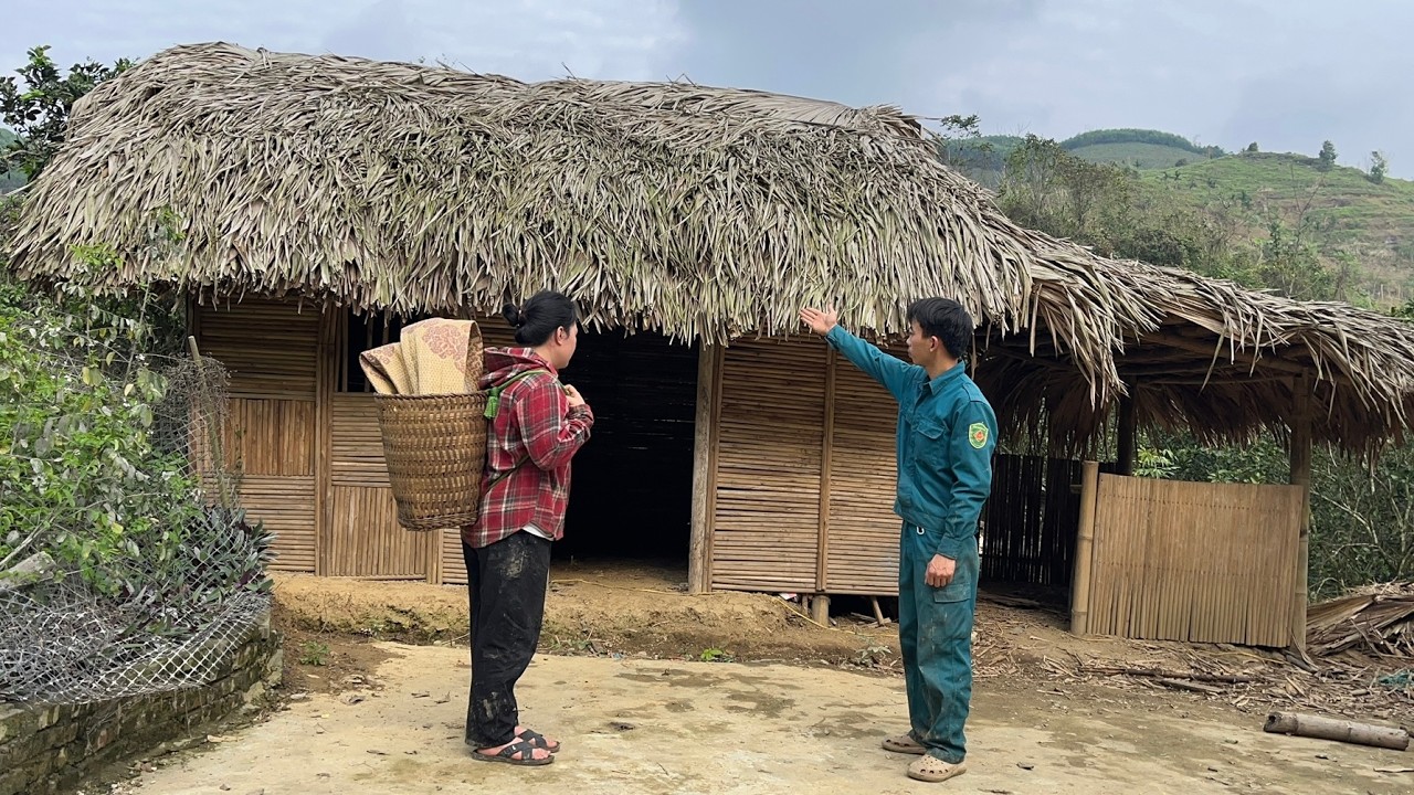 Добрый полицейский помог бедной девушке найти новое место для проживания.
