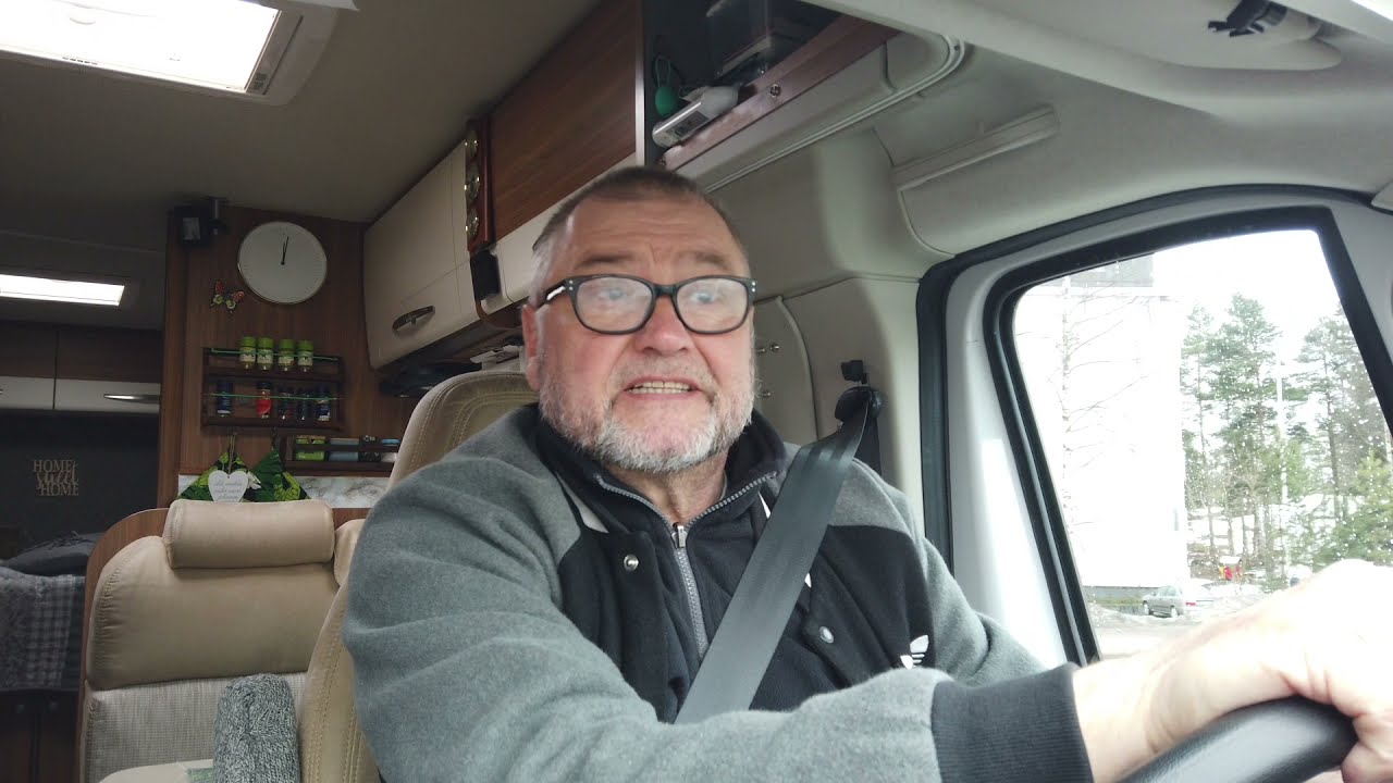 KÄVIMME ULKOILUTTAMASSA MATKAILUAUTOAMME, ja asensin kaappiin ulosvedettävät hyllyt