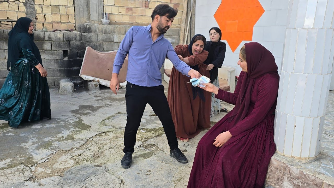 Первая женщина выиграла в лотерею, вторая женщина хочет выиграть приз.