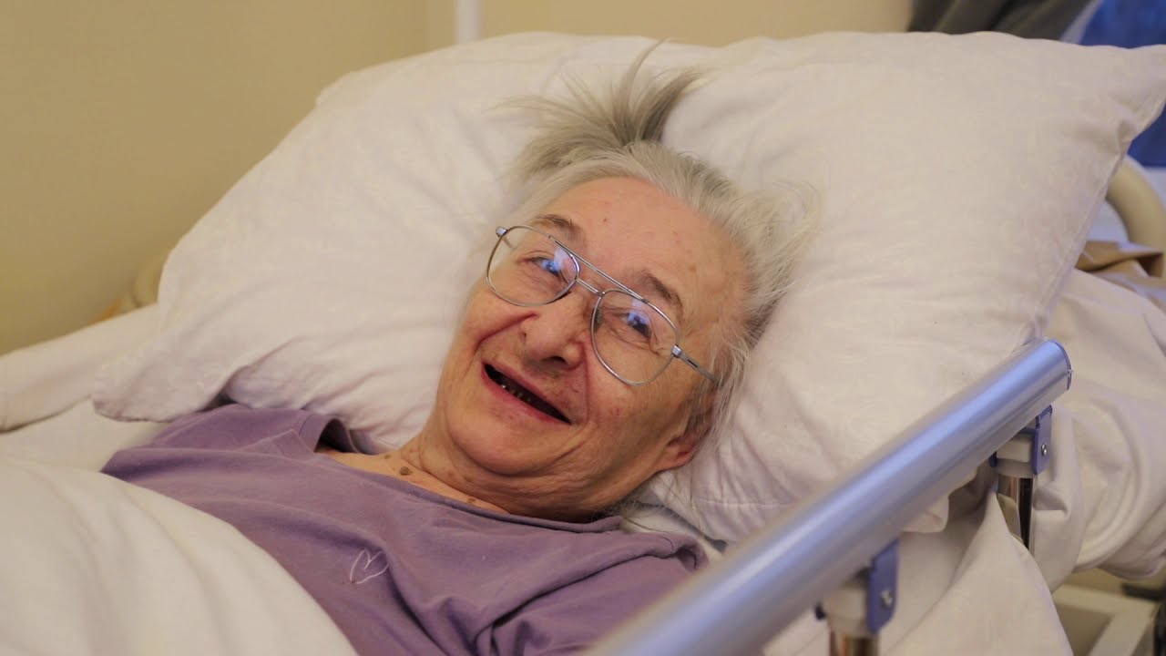 Уход за больными после операции pansionat help. Лежачие больные бабушки фото. Уход за лежачей больной бабушкой. Как в реанимации ухаживают за лежачими больными. Блюда для лежачих больных без зубов бабушке 83 года.