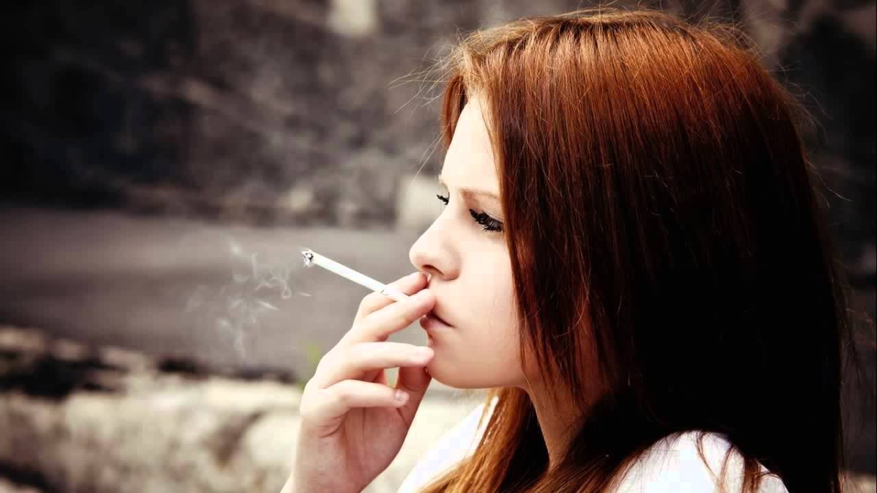 девочки есть курящие. девушка с сигаретой. девочки есть курящие. женщина с сигаретой. эмма питерс.