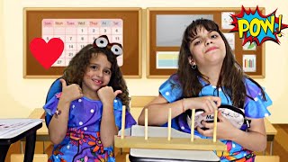 Marina e Elisa aprendem a ter responsabilidade para não se atrasarem na escola e ser inteligentes