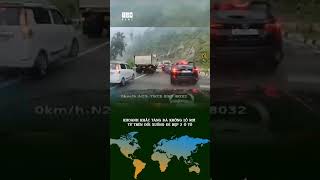 Khoảnh khắc tảng đá khổng lồ rơi từ trên đồi xuống đè bẹp 2 ô tô #shorts