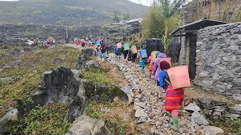 Ngôi làng Cô đơn thung lũng Hoang mạc nhận quà Phạm Dũng Phan Diễm. Nguyễn Tất Thắng