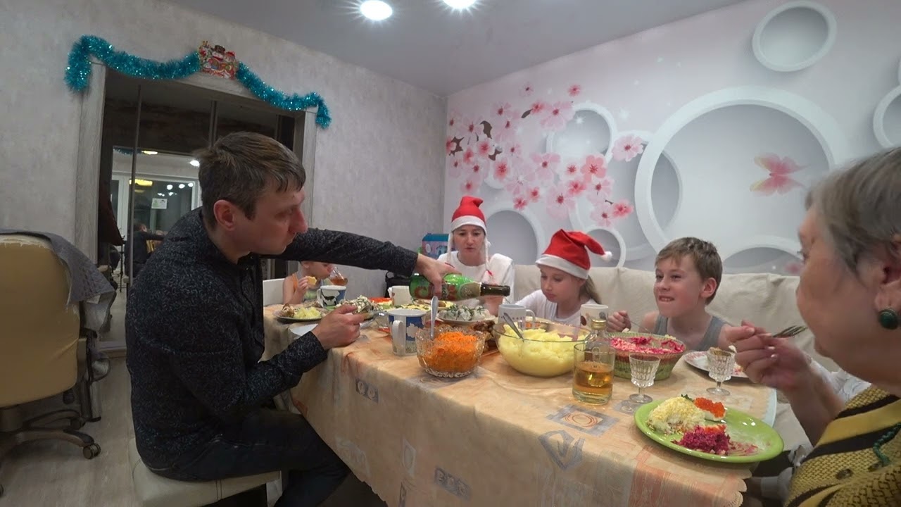 МУКБАНГ НЕМНОГО НОВОГОДНЕГО СТОЛА С БАБУШКАМИ / ВСТРЕЧАЕМ 2024 ГОД