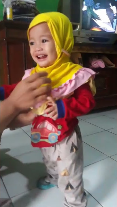 lucu anak kecil gak mau buka kerudung sampai nangis tetep gak mau di buka 😄😄😄