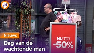 De Mannen Vermaken Zich Terwijl Vrouwlief Aan Het Shoppen Is