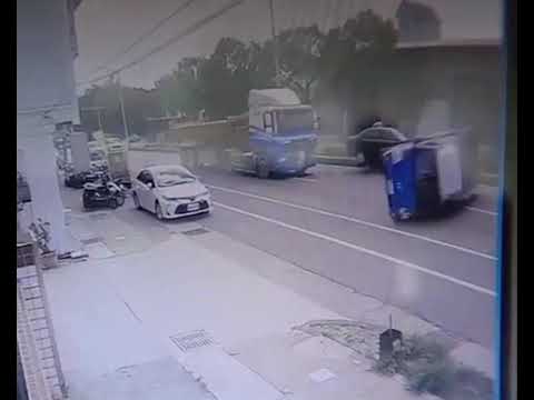 砂石車撞轎車釀連環車禍 小貨車慘遭波及翻覆