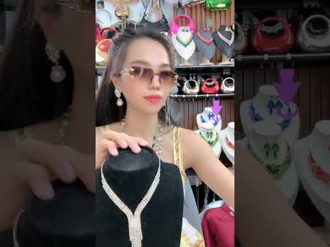 Bộ Vòng Cổ & Bông Tai Pha Lê Mê Áo Dài: Tỏa Sáng Đêm Sang Trọng