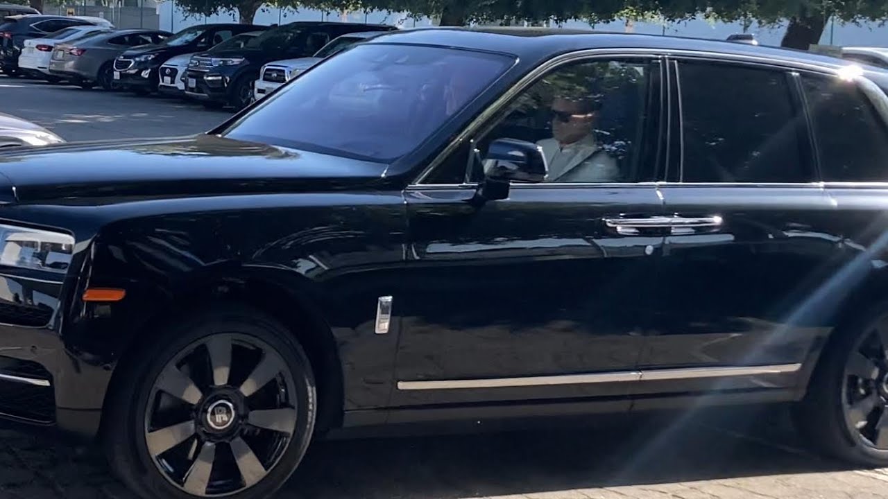 LUIS MIGUEL EXTRA PROTEGIDO POR SUS GUARURAS A SU LLEGADA AL AEROPUERTO DE VAN NUYS