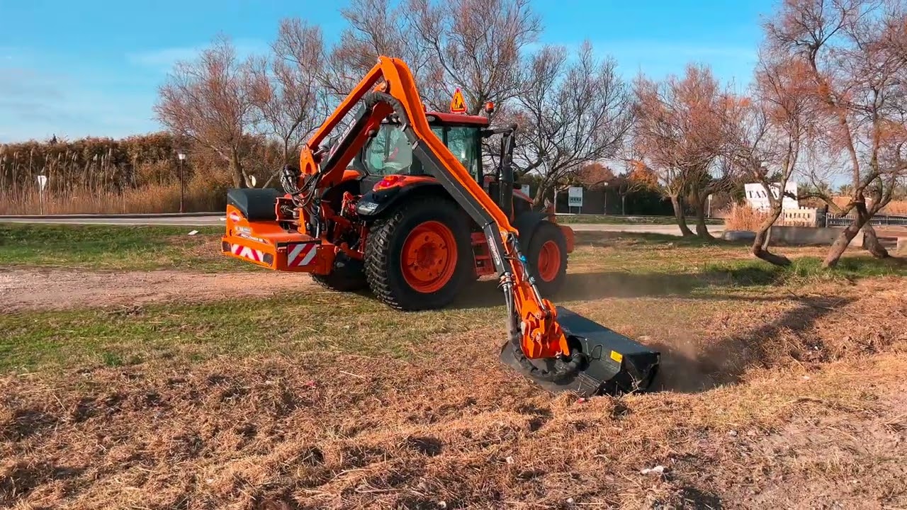 Tracteur John Deere 6120M AUTOPOWER équipé d'une épareuse KUHN  PRO-LONGER GII Optiview