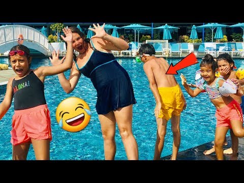 TUANA ve ARKADAŞLARININ HAVUZA KOMİK ATLAMA ŞEKİLLERİ | Pretend play play in the pool-fun kids video