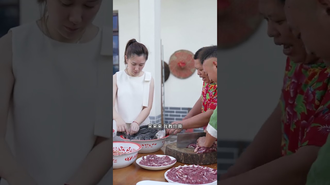 今天弄三桌地道的重庆火锅，轻松在家吃到火锅店的味道，这个天越热越辣越想吃！#火锅底料#重庆火锅  @七哥民间菜(生活号)