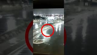 Призрак девушки идущий по ночной парковке