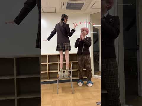 女子高生が浮いてる...！！！