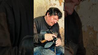 Zapatos que pensabas perder… aquí vuelven a vivir 💔 #Artesanos #Cultura #Historia #Viral