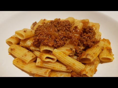 Pasta alla bolognese , ricetta primo piatto della tradizione italiana