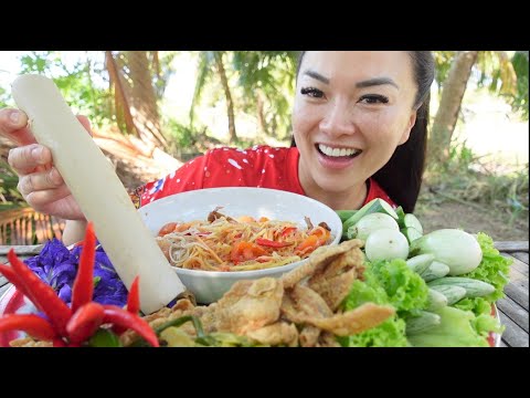 MAKING PAPAYA SALAD + VEGGIES FROM THE GARDEN (MUKBANG OUTSIDE)  | SASVlogs