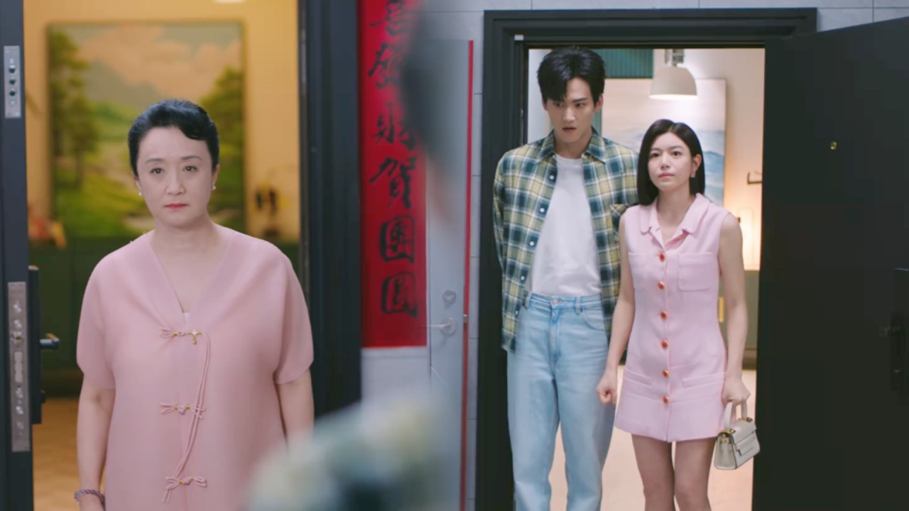 【狙击蝴蝶】😍戀愛曝光！李霧和姊姊在門口親密，被丈母娘當場抓包！🦋#狙击蝴蝶 #周柯宇 #陈妍希 #最新電影#愛情電影