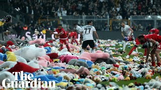 Toys thrown on pitch by Besiktas fans for children affected by Turkey earthquake screenshot 3