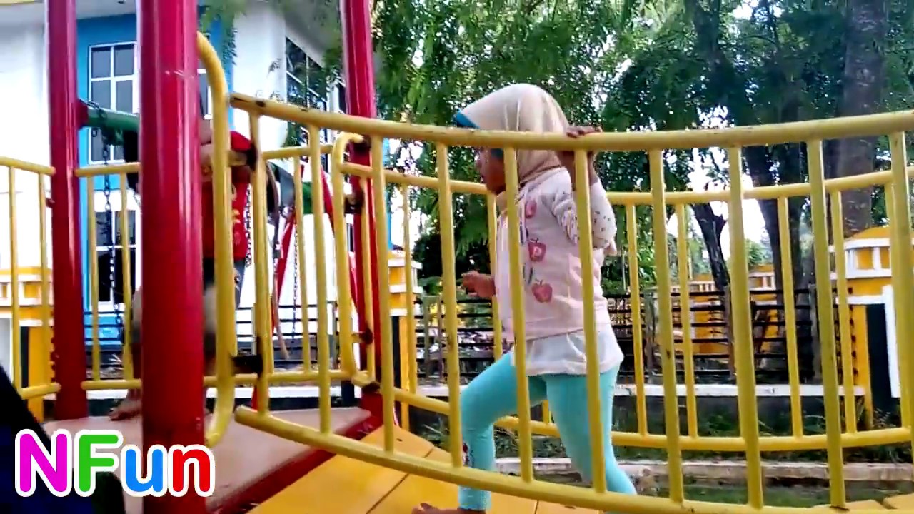 Bermain di  Taman  Mainan  Anak  Stasiun Permainan Play Kids 