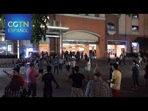 Night drive along Las Vegas Boulevard and Downtown Las Vegas in 4K