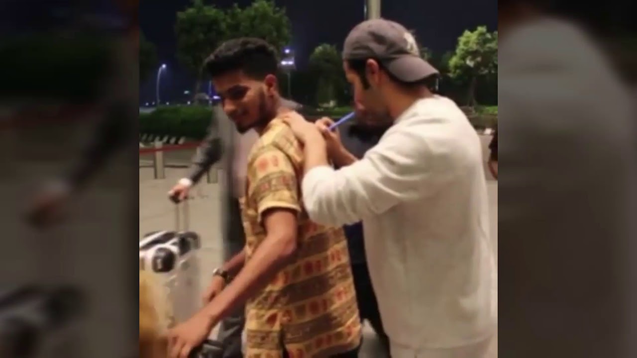 Varun Dhawan spotted taking Selfies with fans at International Airport salman khan song
