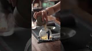 看茶葉在水裡慢慢舒展,看湯色從碗底暈染開來,像水墨畫一樣。蓋子半開時,靠近聞一聞——那香氣撲面而來,比從壺嘴裡倒出來的更直接、更鮮活。