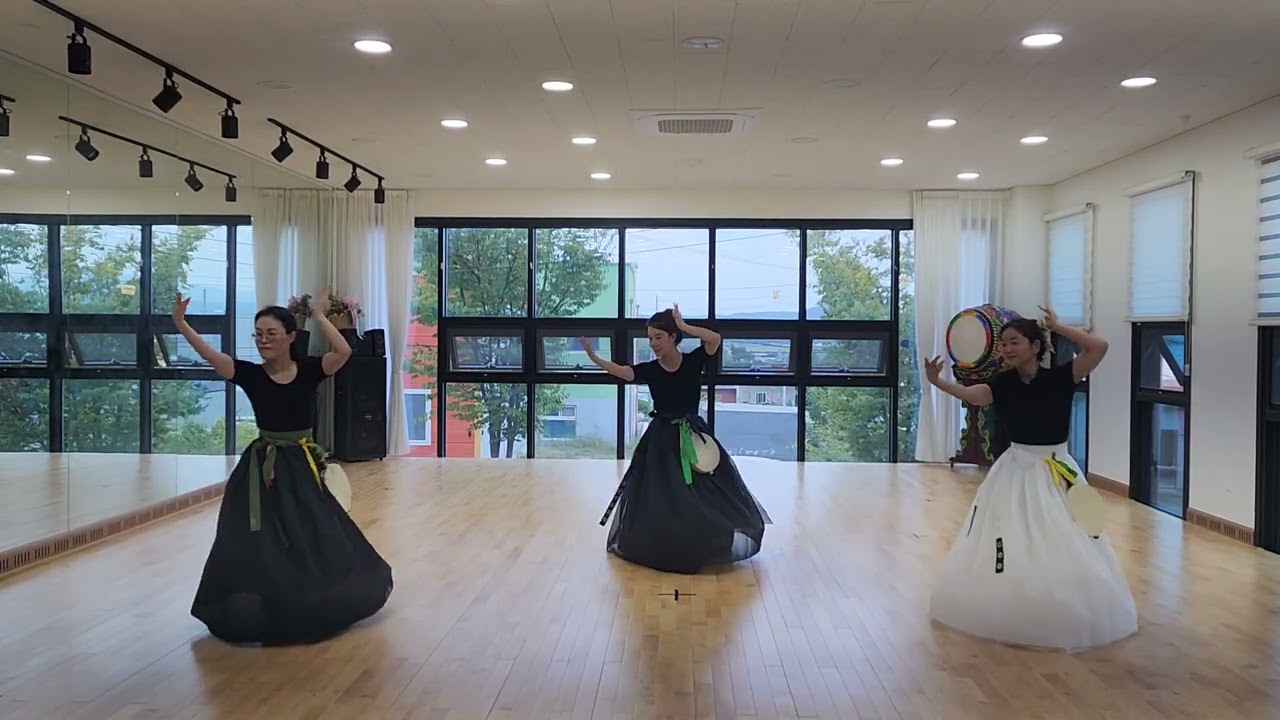 장영선 무용아카데미 | 입춤소고 공연연습