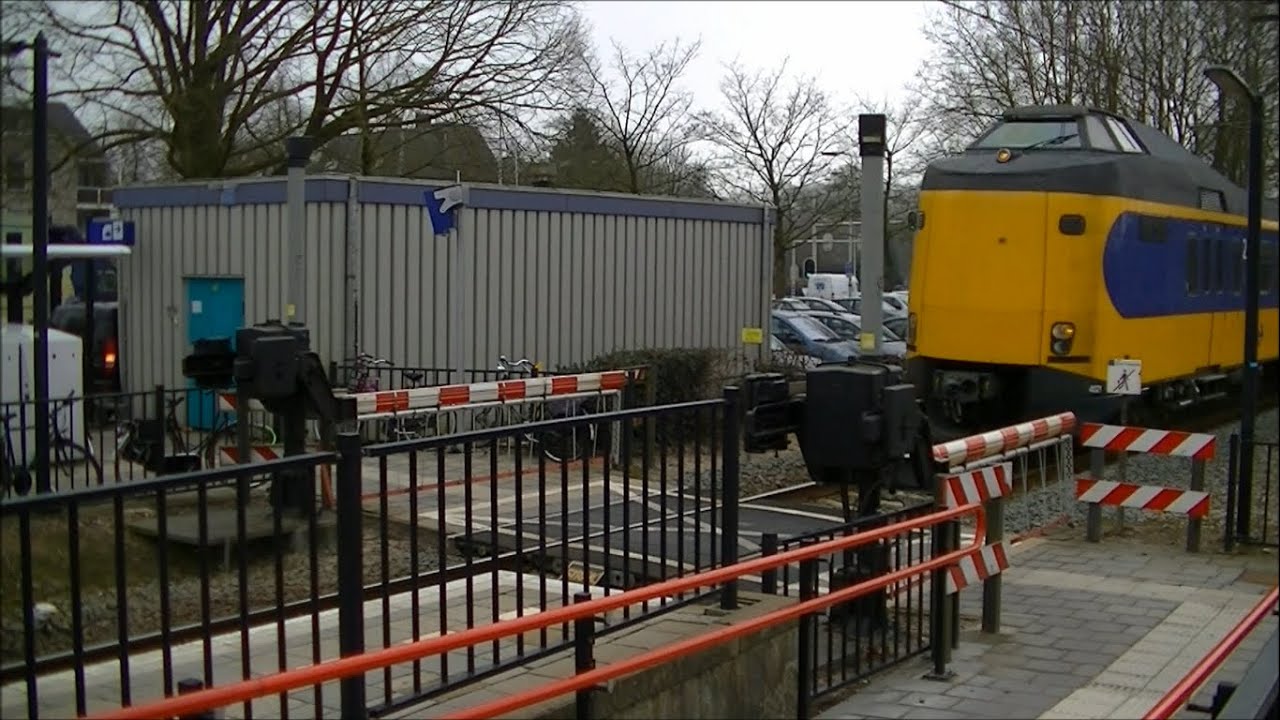 Spoorwegovergang Dieren // Dutch railroad crossing