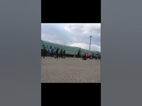 Железнодорожный поезд Уральск Алматы на вокзале Актобе в Казахстане ...