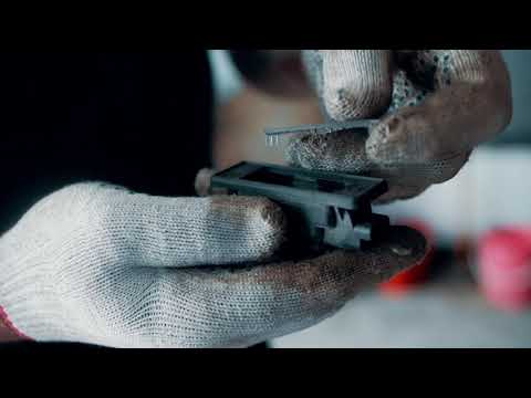 Замена лампочки подсветки номера автомобиля Nissan