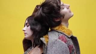 En coulisses de la série "Rock chic" de L'Officiel avec Zoe Bleu Sidel et Julian de Gainza