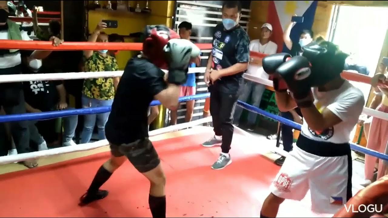 Ag boxing gym amature fight elgin win by points. YouTube