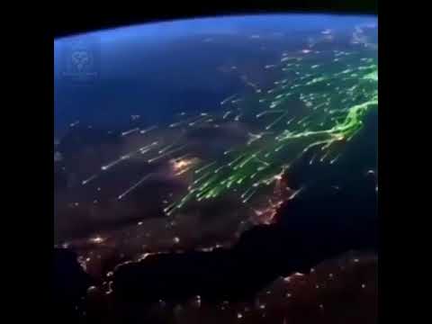 كل مسار يمثل هجرة لأنواع مختلفة من الطيور داخل أوروبا تم تعقبها بواسطة أجهزة الـ GPS