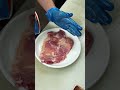 シャリを切っている上司に油淋鶏を頼む部下