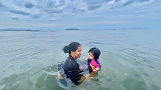 7-month-old Via meets the ocean for the very first time! Her reaction was everything. Pure wonder! 🥹
