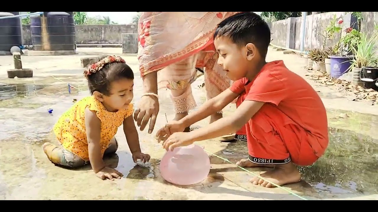 FUN WATER BALLOONS POP COLORFUL.