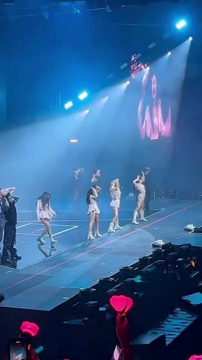 jennie lost her balance in pretty savage, she’s okay! :( @ dallas day 2 10/26/22