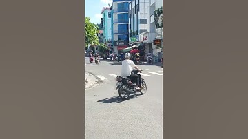 Bị cướp giật túi xách ngay giao lộ giữa ban ngày #shorts