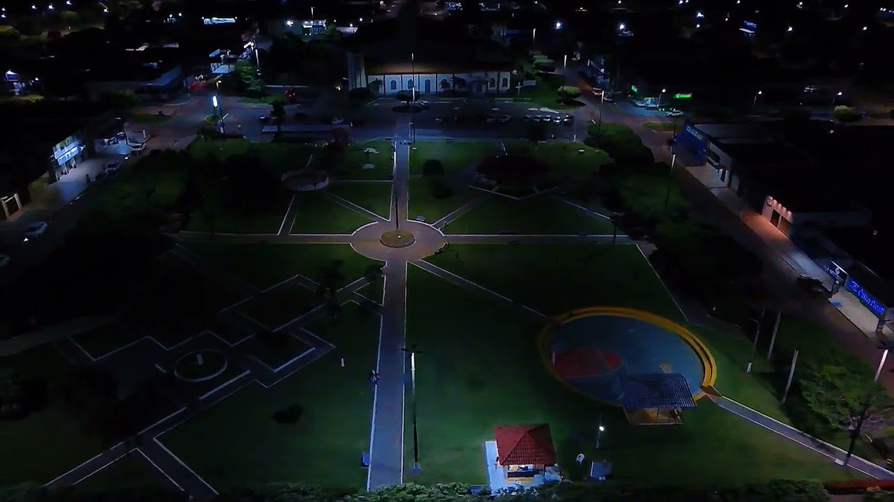 Do alto, a cidade ganha vida Praça Central à noite