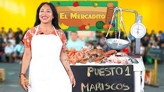 Dayanita vende mariscos en el mercado de La Casa de la Comedia