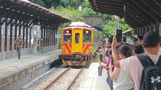 7/18（六）2711次DR1000（1001籤王車）區間車，列車車埕進站中。