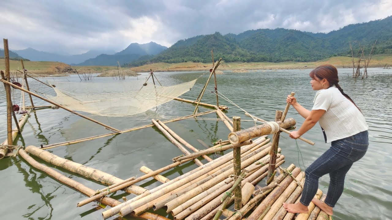 Full video: Girl builds a bamboo house and casts a fishing net on the lake.