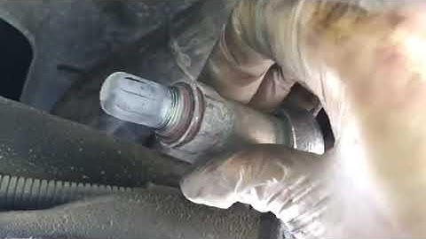 1999 Chevy Suburban 1500 Replacing Oxygen Sensors (Part 1)