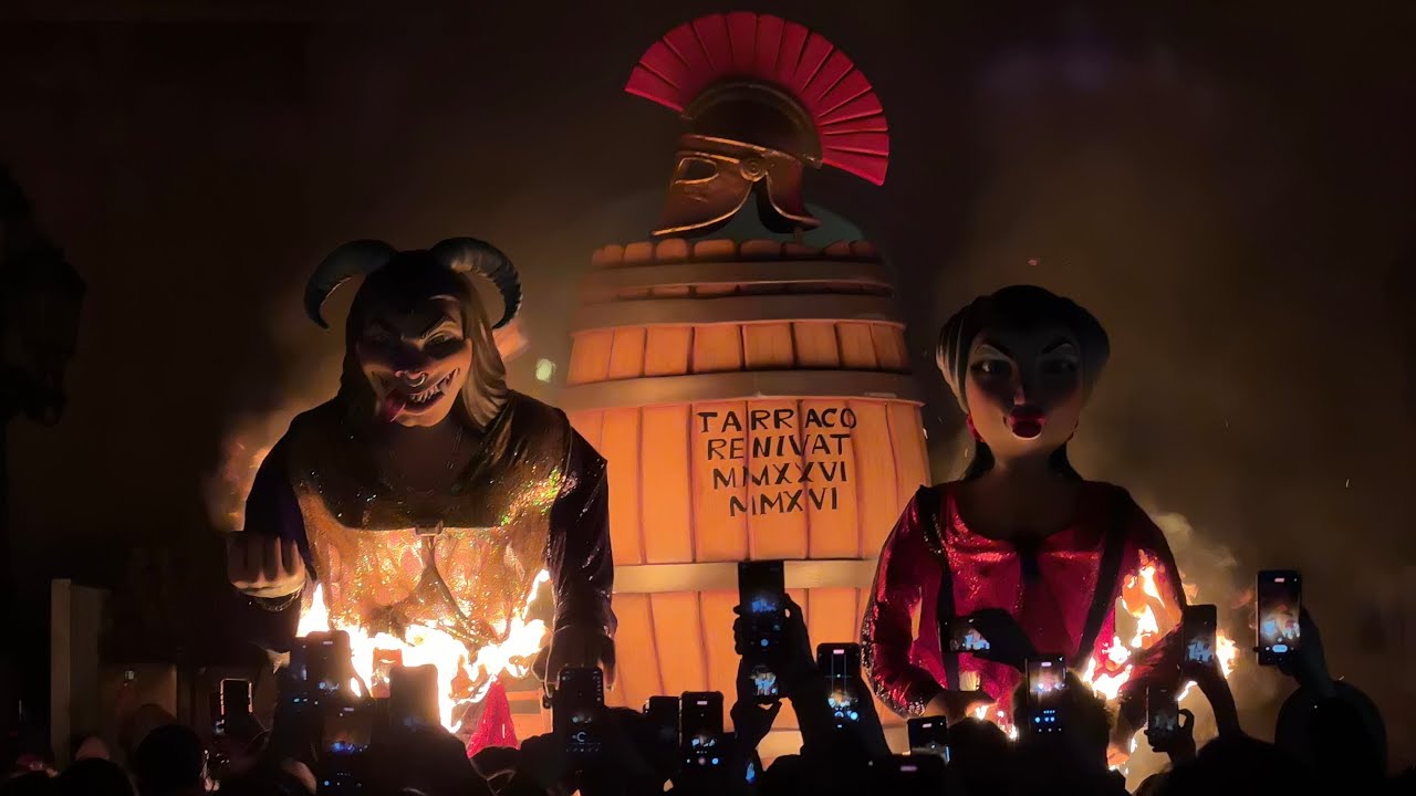 La crema del Ninot, la Ninota i la Bota del Carnaval de Tarragona 2026