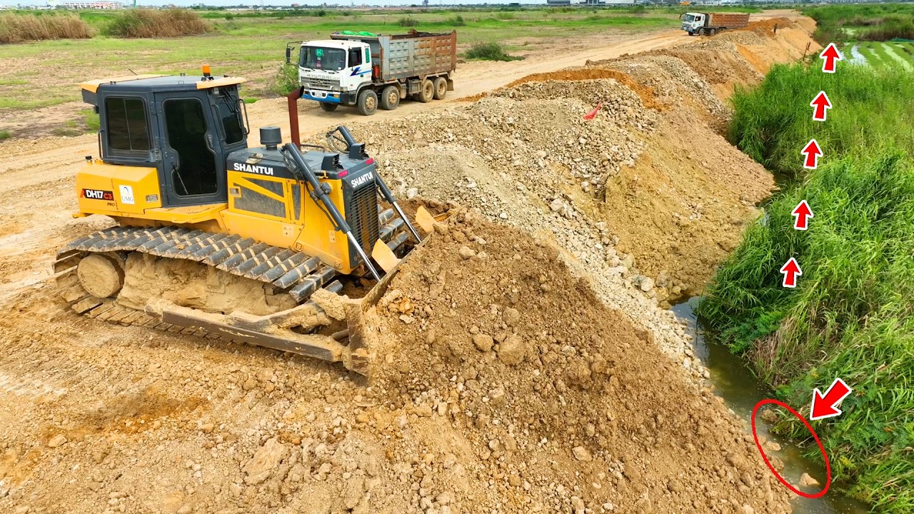 Wonderful, Perfect skills SHANTUI C3 pushing the soil to make 10m a border with a large dump truck