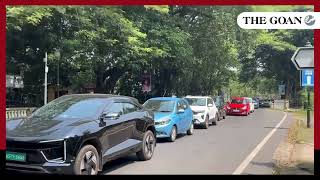Tree trimming on DB Road, Panaji, brings traffic to a halt