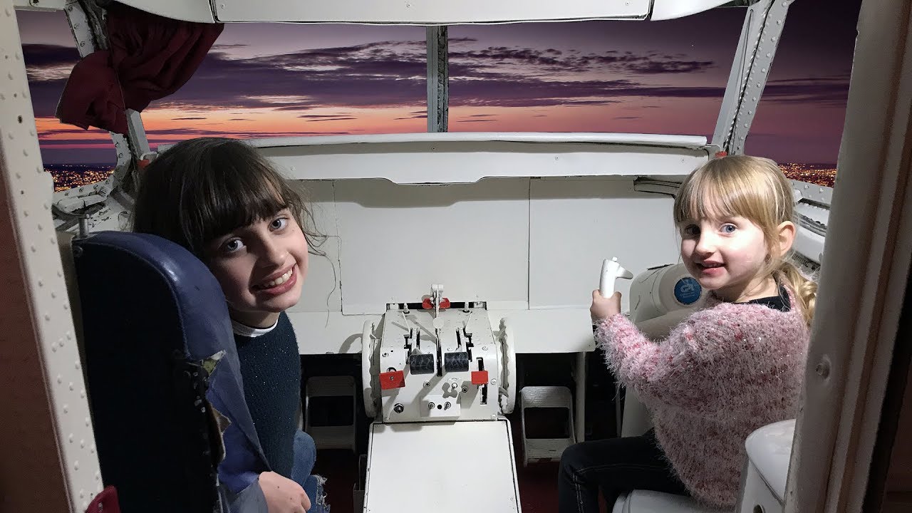 VLOG • ON DORT DANS UN AVION BIZARRE QU'ON PILOTE !! - Studio Bubble Tea